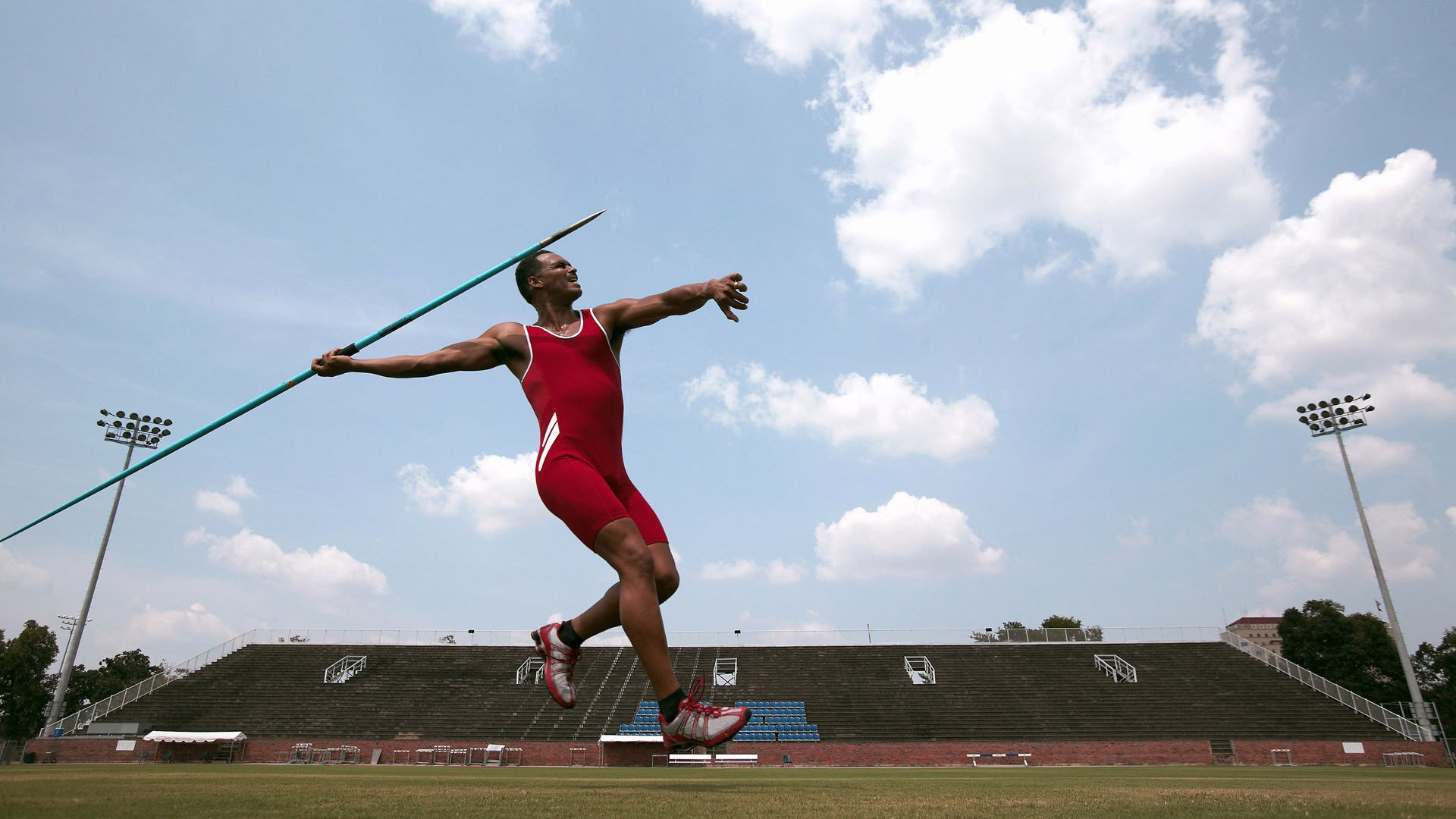 “华金·托比利亚的精准判断与敏捷防守，帮助美洲狮队稳固防线”